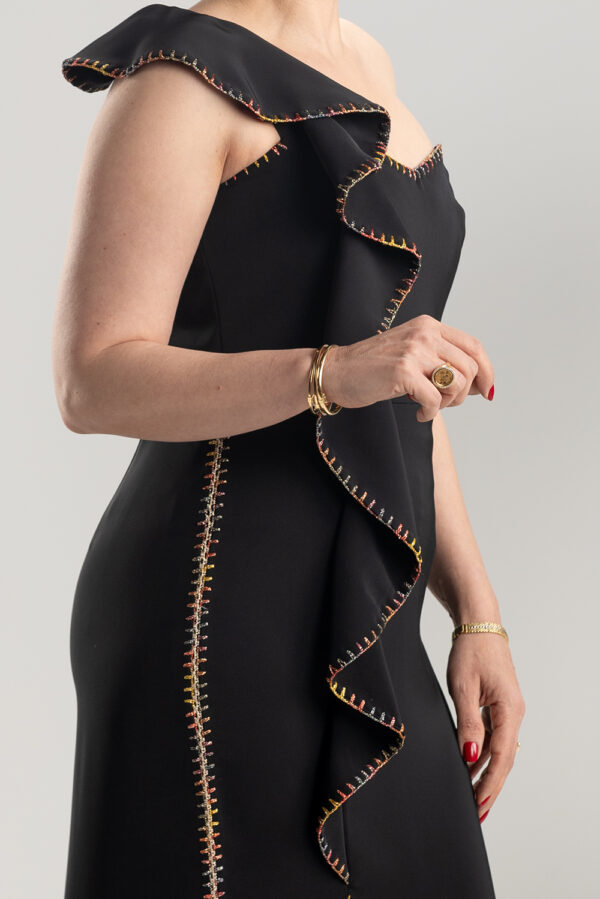 The aristocracy of black shines with the ROYAL dress